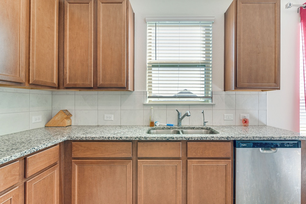 11 Mi to Beach: La Marque Home w/ Patio!