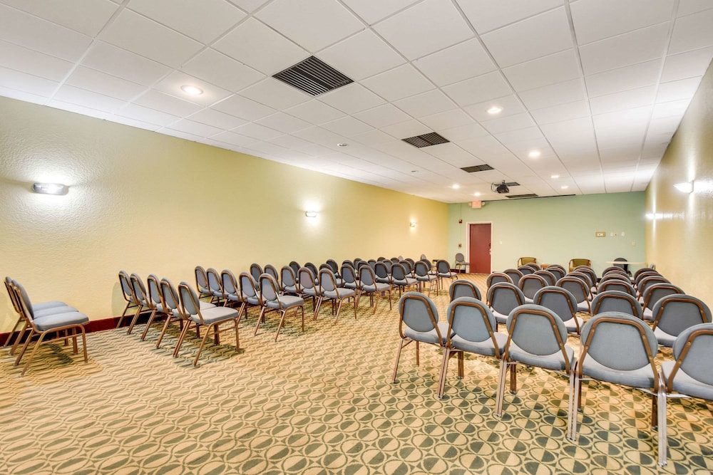 Tampa Vacations - Econo Lodge Busch Gardens - Property Image 20