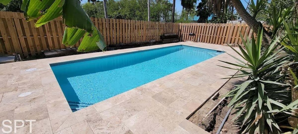 Large 3 Bedr Bay Views Pool Great Deck 3 Bedroom Condo