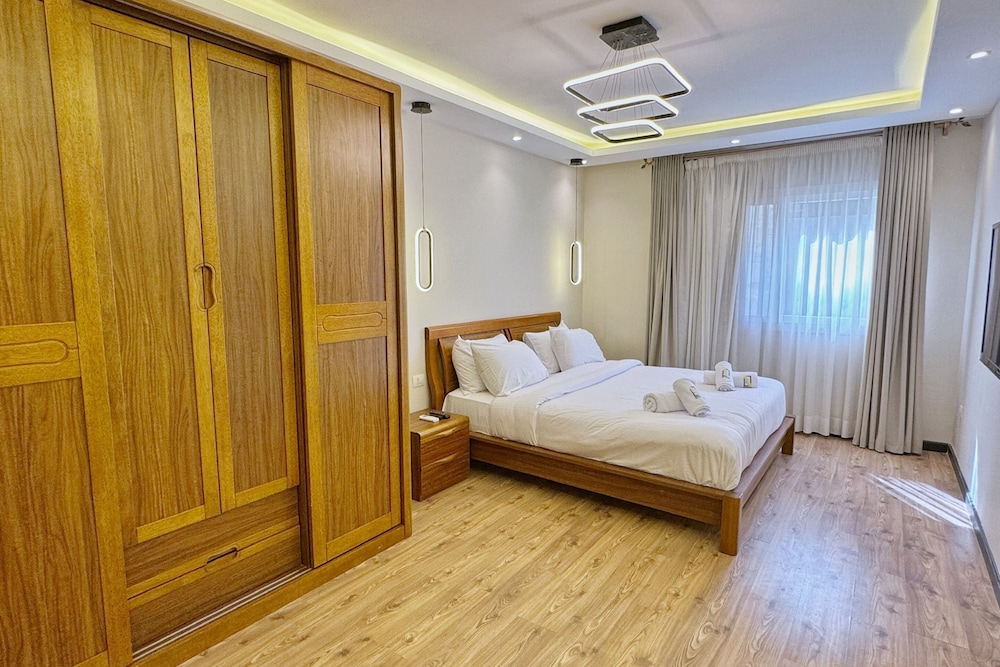 Calm & Classy 2BR - 5 min to Airport