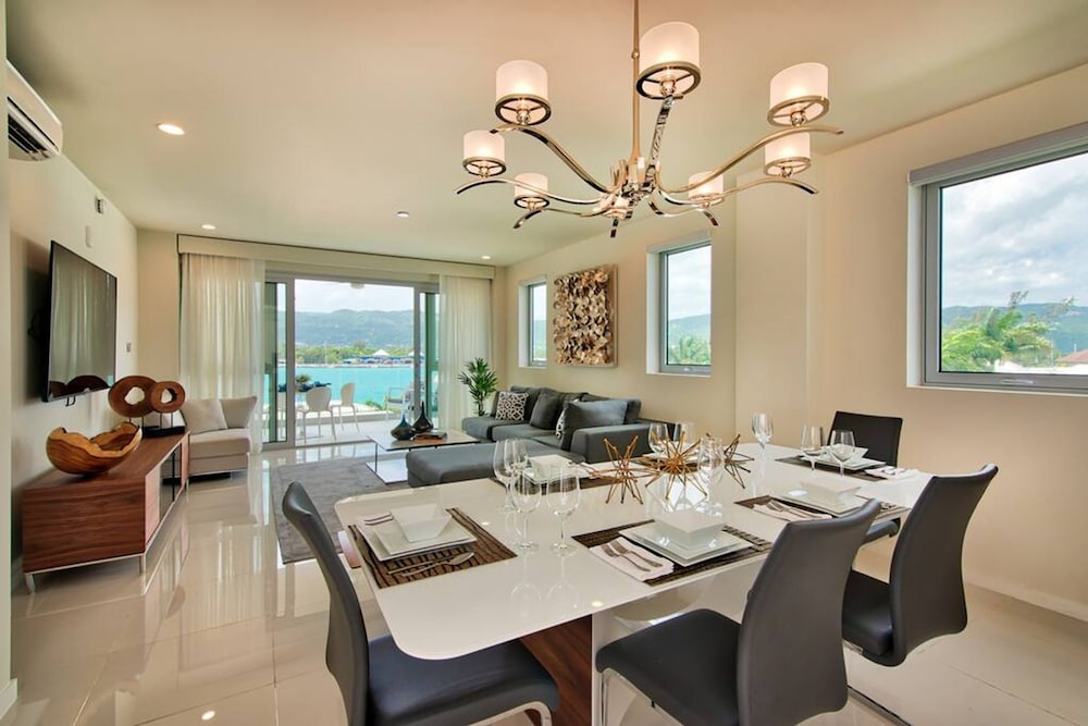 Stylish Paradise Luxury Waterfront Apartment at Soleil Residences