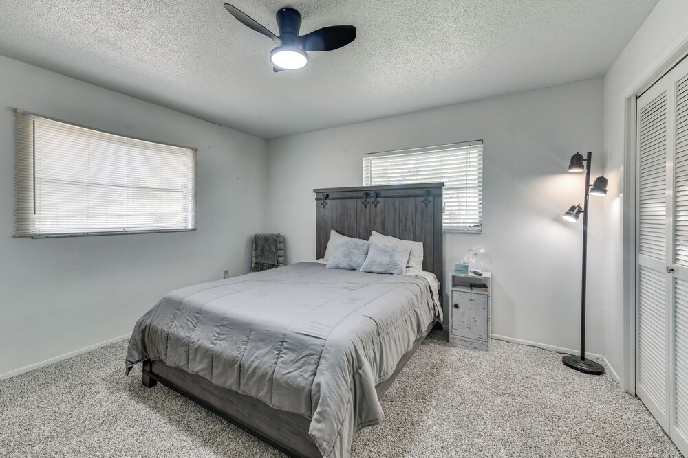 7 Mi to Siesta Beach: Home w/ Furnished Patio!