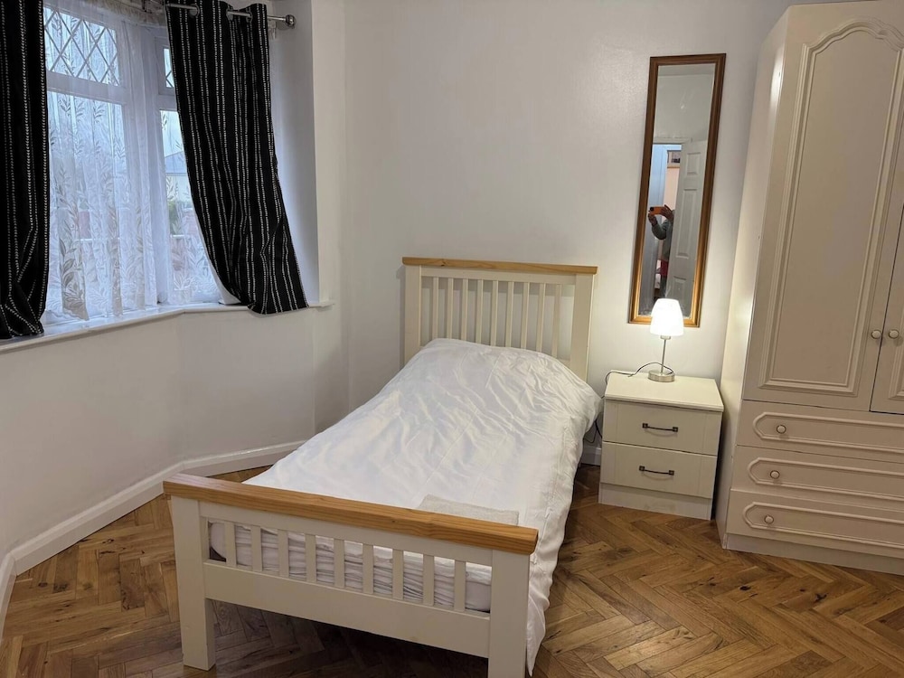 Spacious 4-bedroom Home in Ashford, Kent - Perfect for Families and Groups