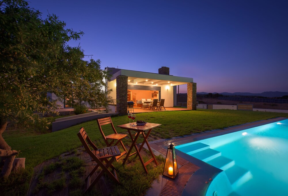 Cristelia Luxury Sea Front & Pool Villa