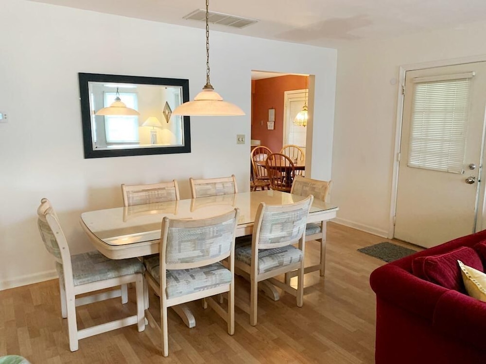 King Charles Avenue 404 #6
