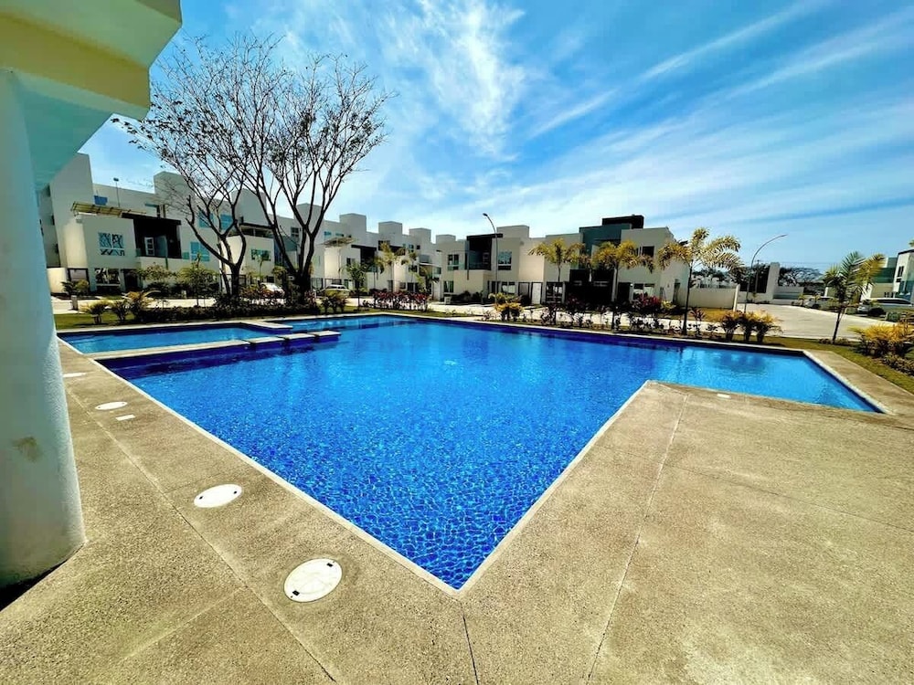 Private Jacuzzi and Pool 2 Level House