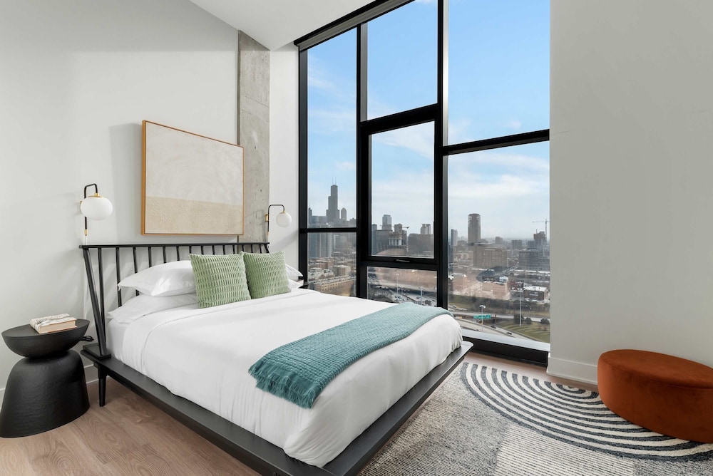 Penthouse Near Fulton Market 3BR Luxury
