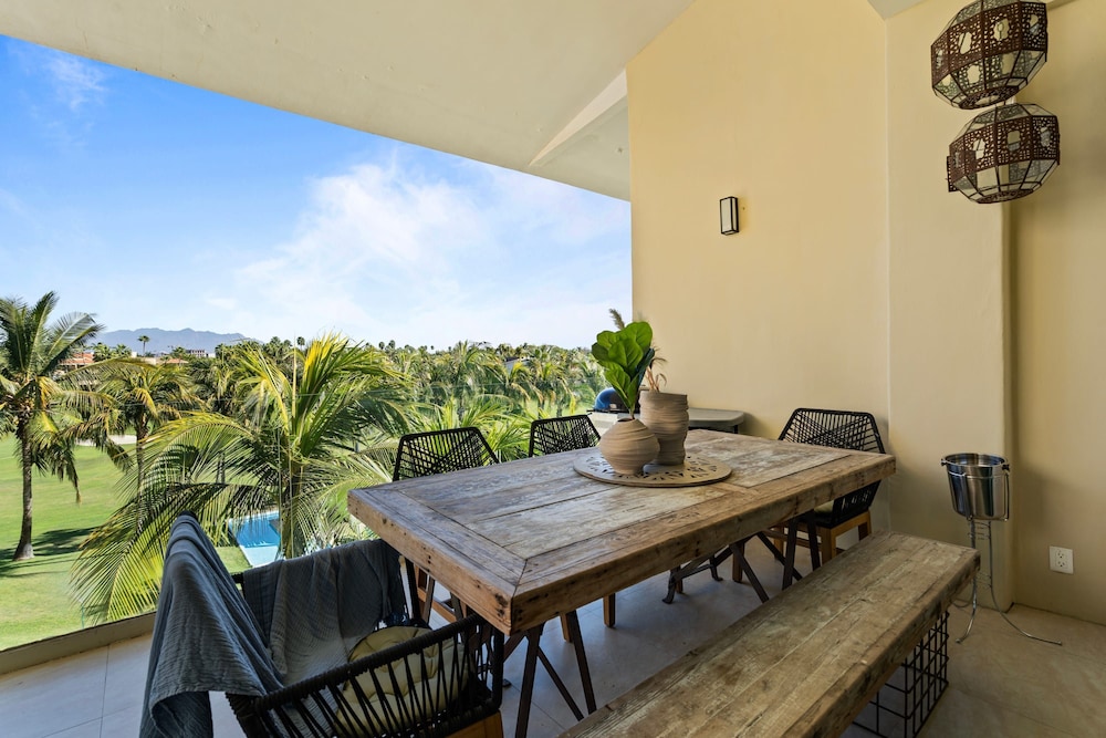 Gorgeous Condo With Pool and Balcony
