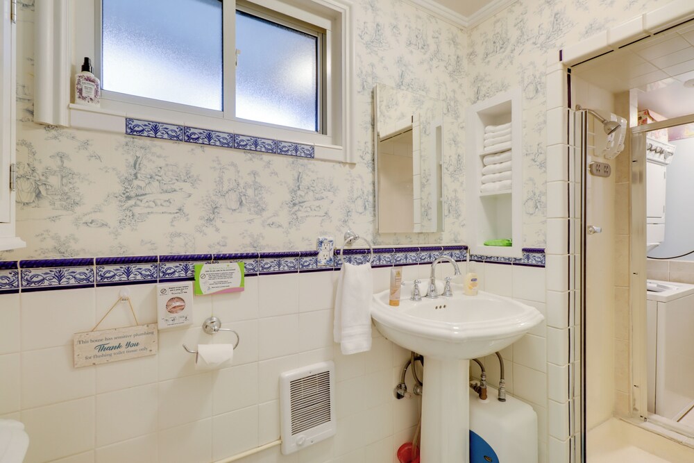 Close to Midtown! Cozy Reno 'river Cottage'