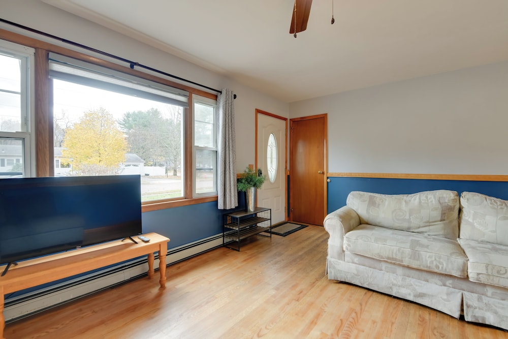 15 Mi to Cochran's Ski Area: Cozy Home w/ Yard!