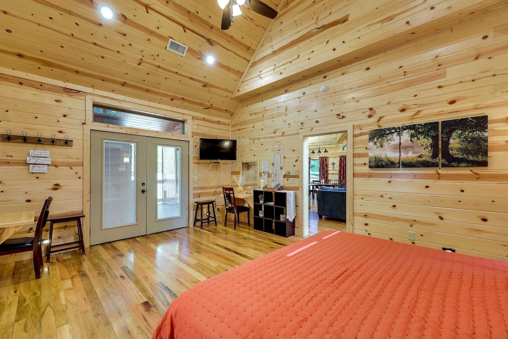 Broken Bow Cabin w/ Hot Tub & Outdoor Fireplace! view 3