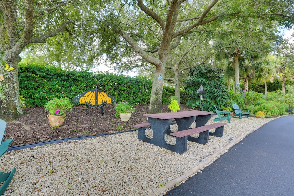 Lake View & Screened Balcony: Estero Getaway!