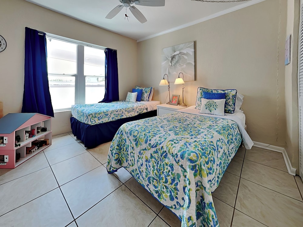 Bahia Vista 9-521 by Distinctive Beach Rentals