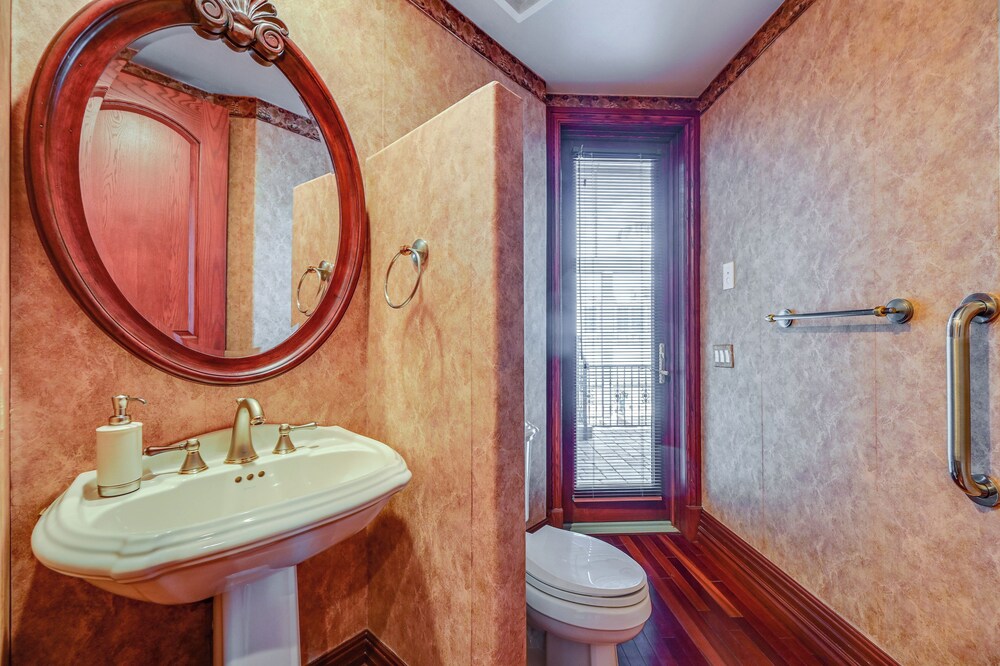 Waterfront Stunner: Effortless Elegance in Naples!