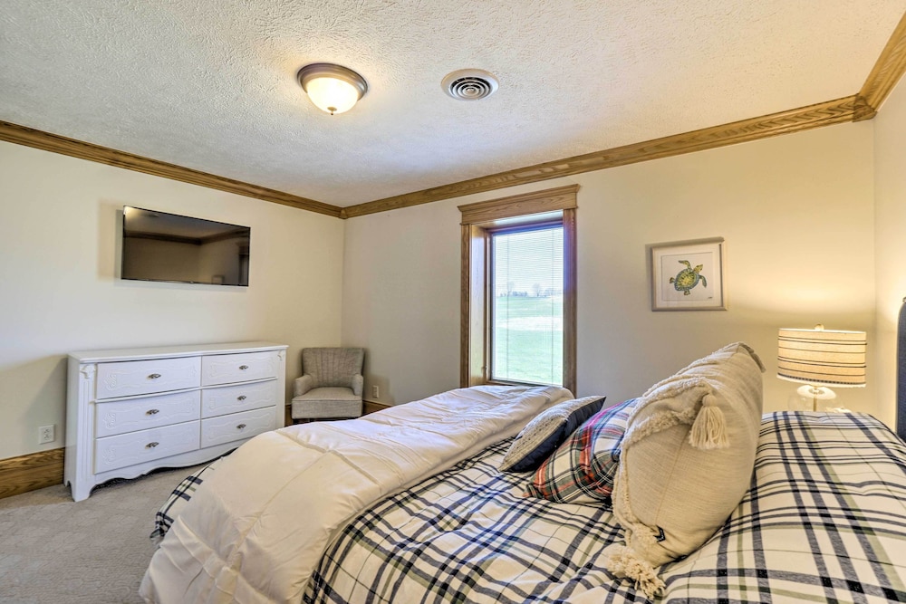 Spacious Mcarthur Home: Private Hot Tub + Pond! view 5