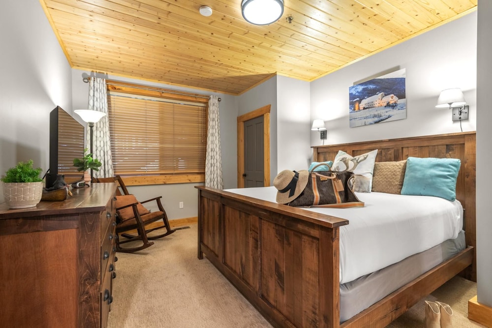 Black Bear Lodge KBM Resorts Walk to Slopes and Restaurants, Hot Tub, Elevator Access 2 Units, 4 Bedrooms BBL Ml-2744