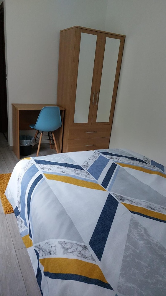 Immaculate 12-bed House Good Amenities in Wigan view 2