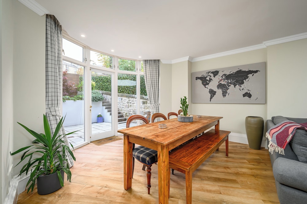 Elegant 3-Bedroom Flat in West End