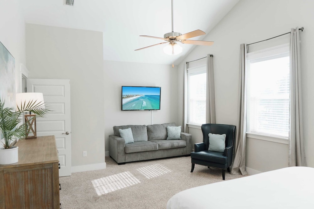 Somewhere on the Beach by Avantstay Golf Cart + Bikes, Pool Access, Beach