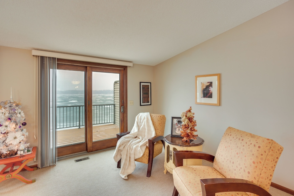 Spacious Lakefront Home w/ Spectacular Views!