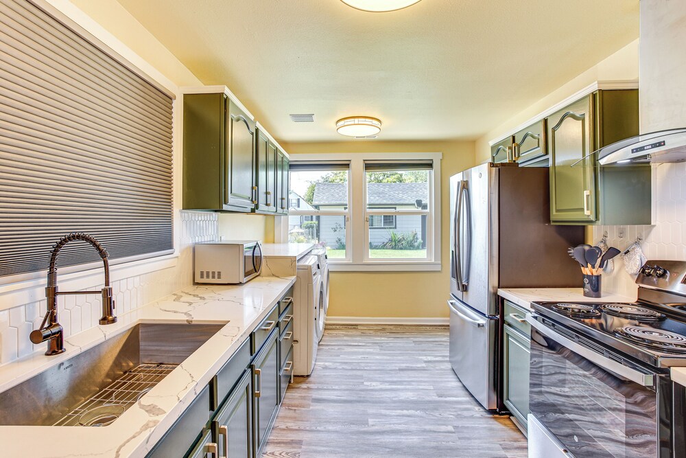 2 Mi to Dtwn Tacoma: Charming Home w/ Deck & Yard!