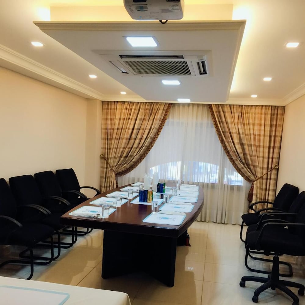 Comfort Hotel Suites