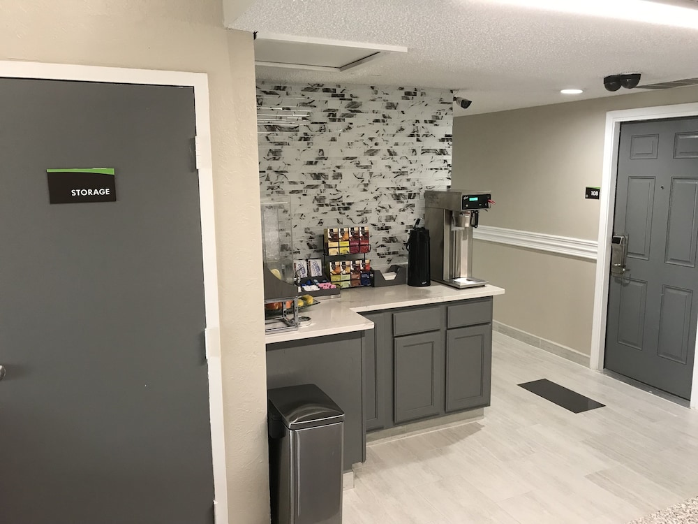 Hometown Inn & Suites