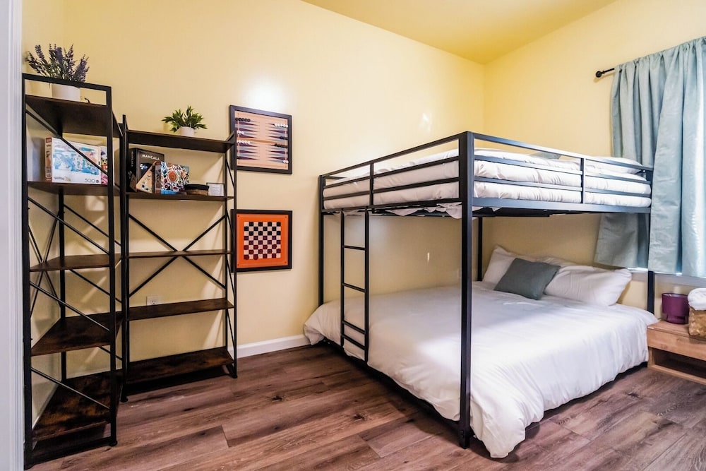 3BR Getaway Hot Tub, Games & Family Fun