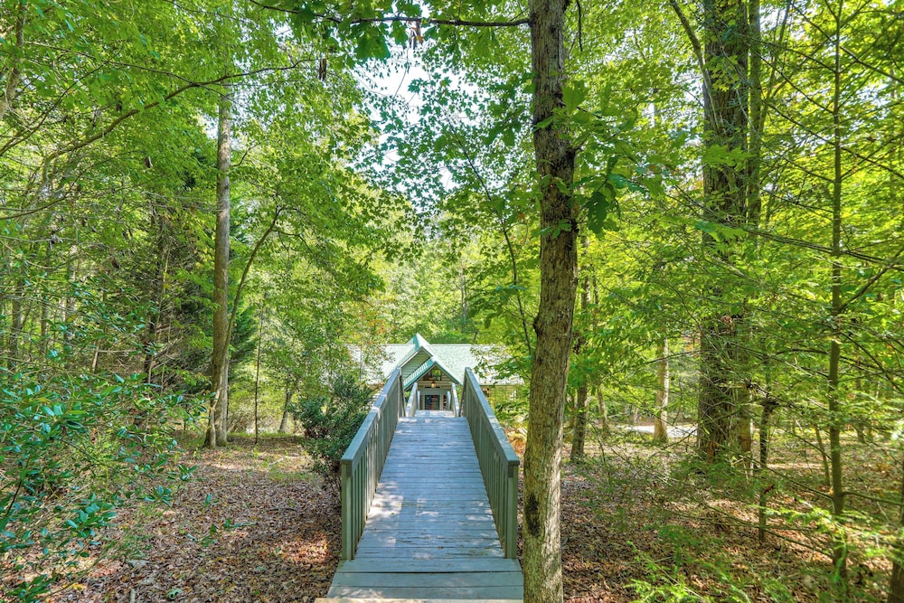 Hot Tub, Decks & Creek Access: Mccaysville Cabin!
