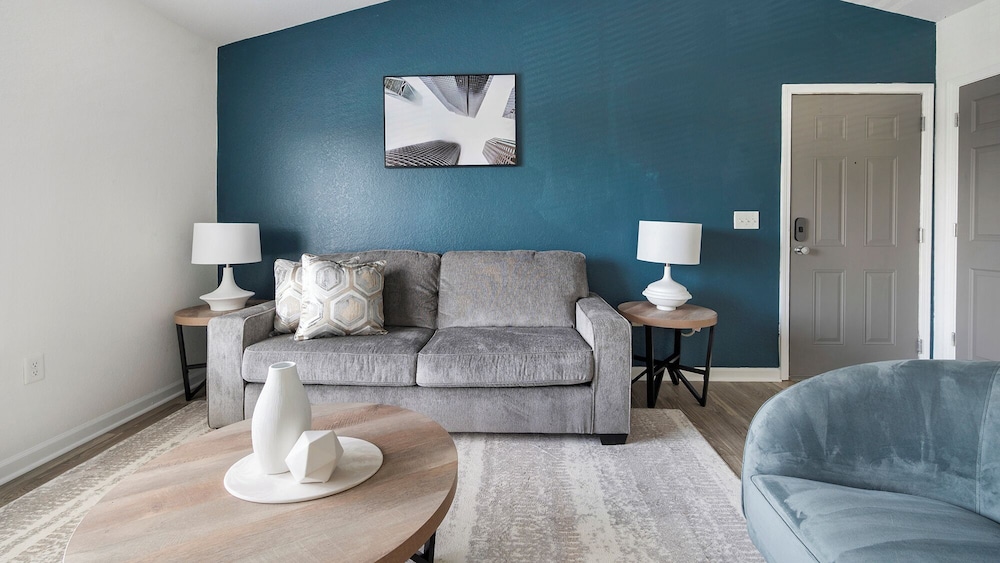 Landing Beautiful 1bd, Courtyard, Clubhouse