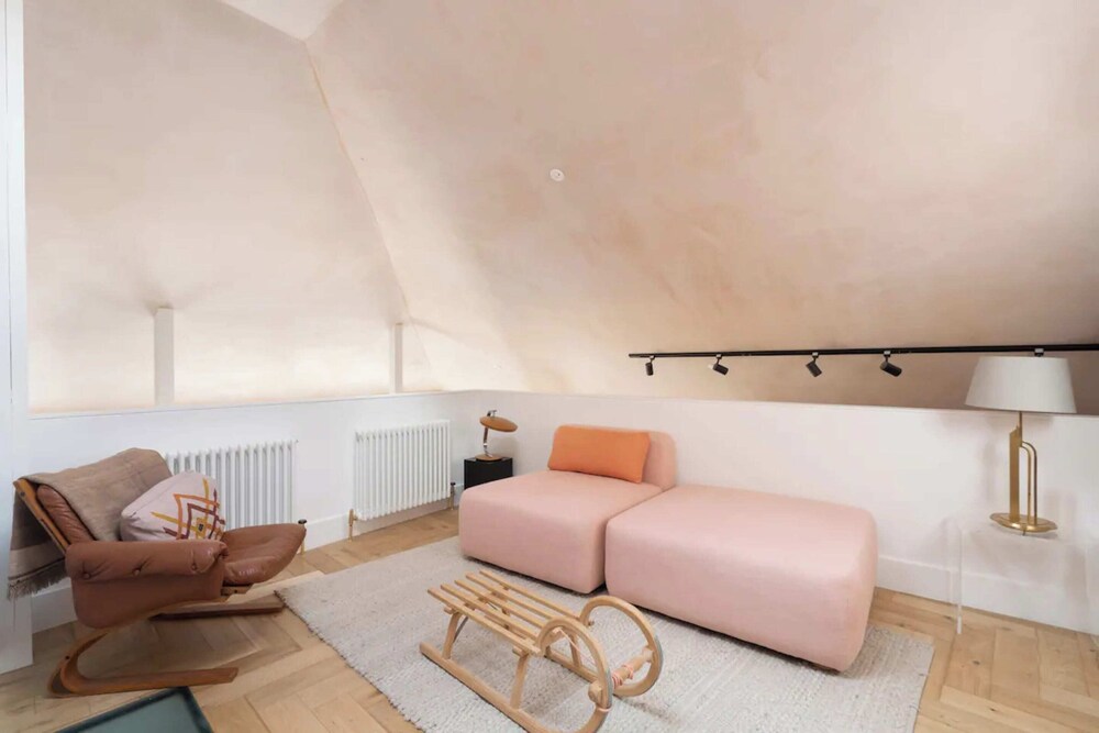 Rustic & Spacious 2BD Flat Near White City