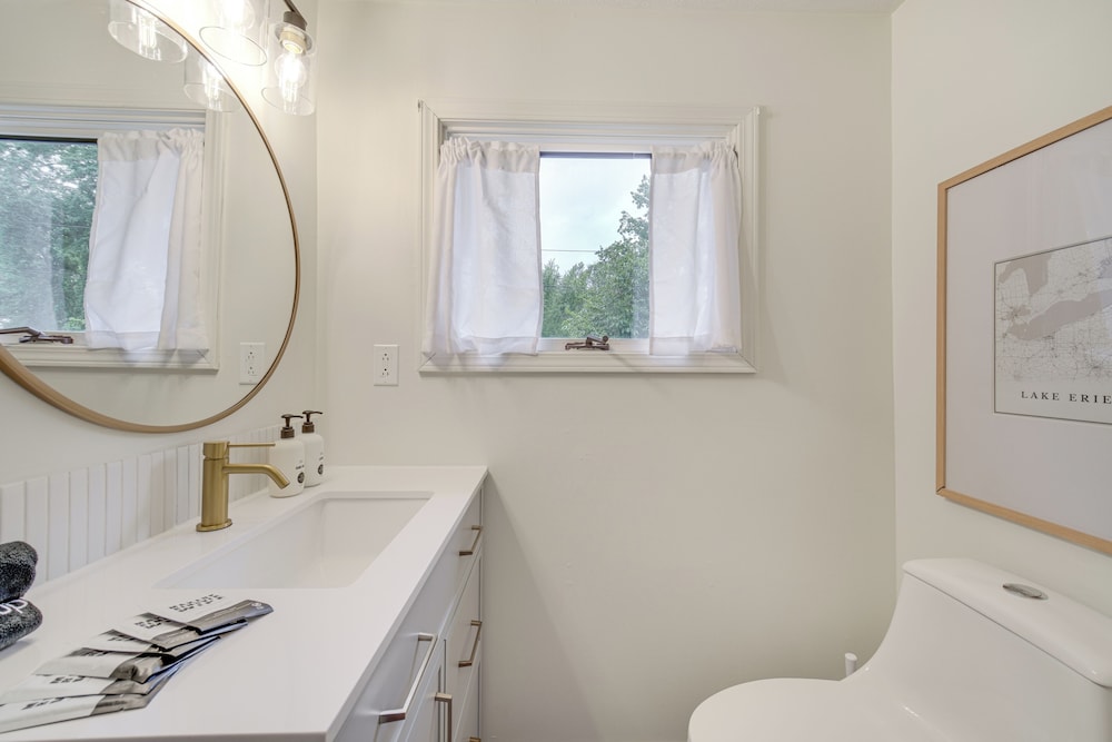 < 1 Mi to Lake Erie: Home w/ Hot Tub & Game Room!
