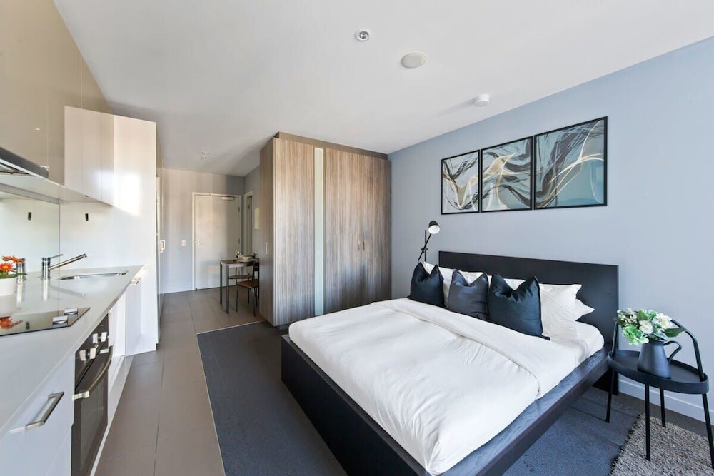 A Cozy & Stylish Studio Next to Southern Cross