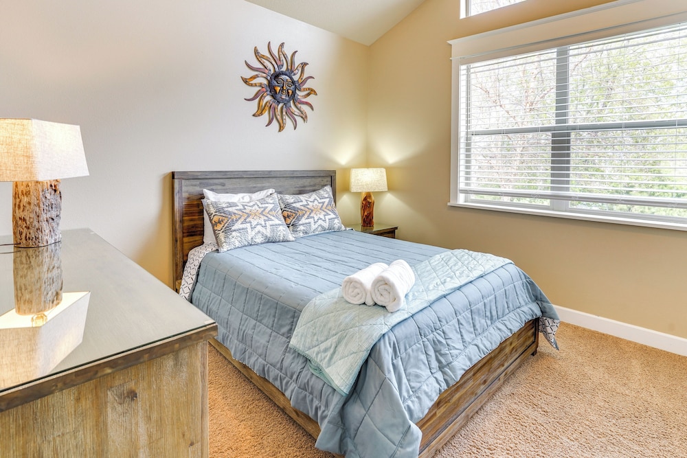 Redmond Golf Getaway - Near Smith Rock State Park!