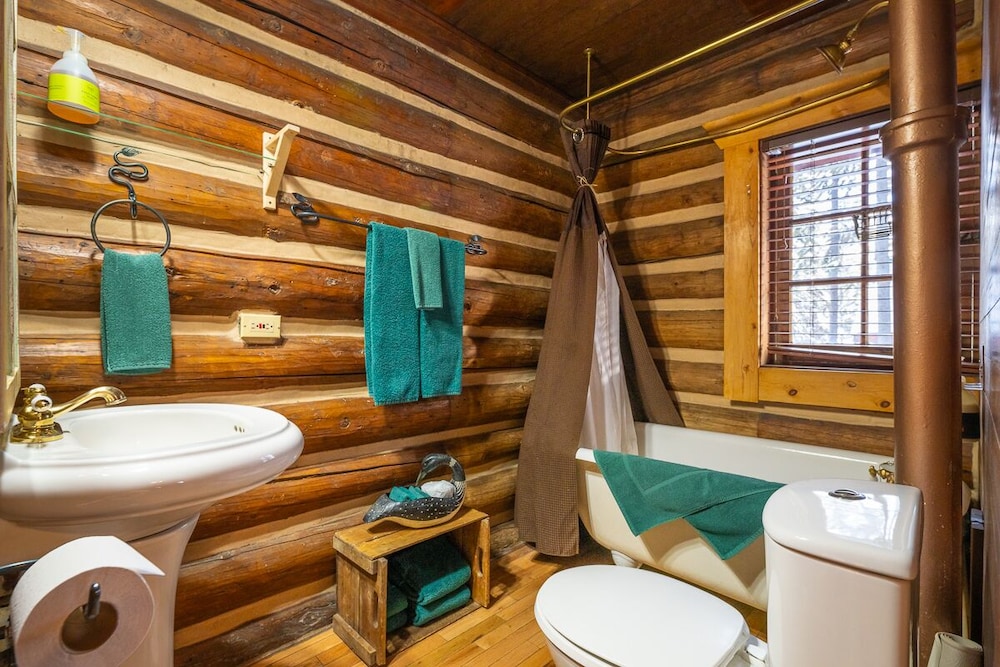 Storm Mountain Lodge Cabins & Dining