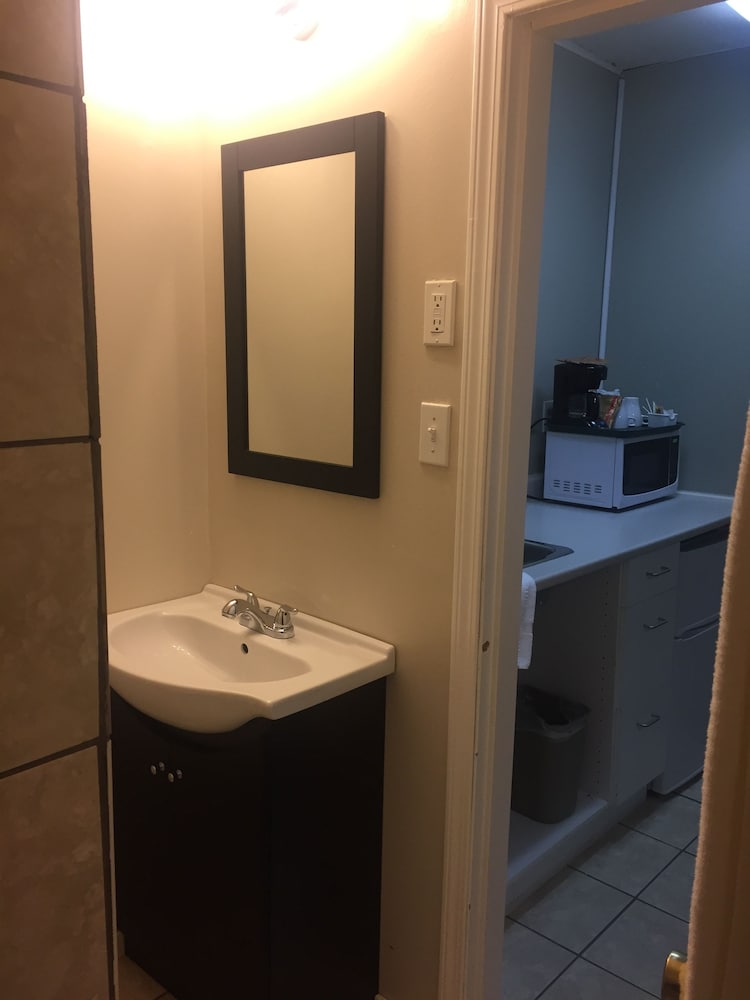 4 Pines Motel