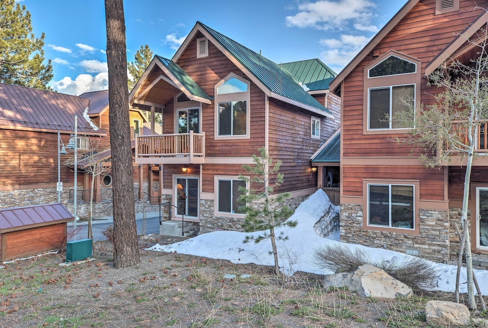 Mammoth Lakes Townhome - 10-min Walk to Village!