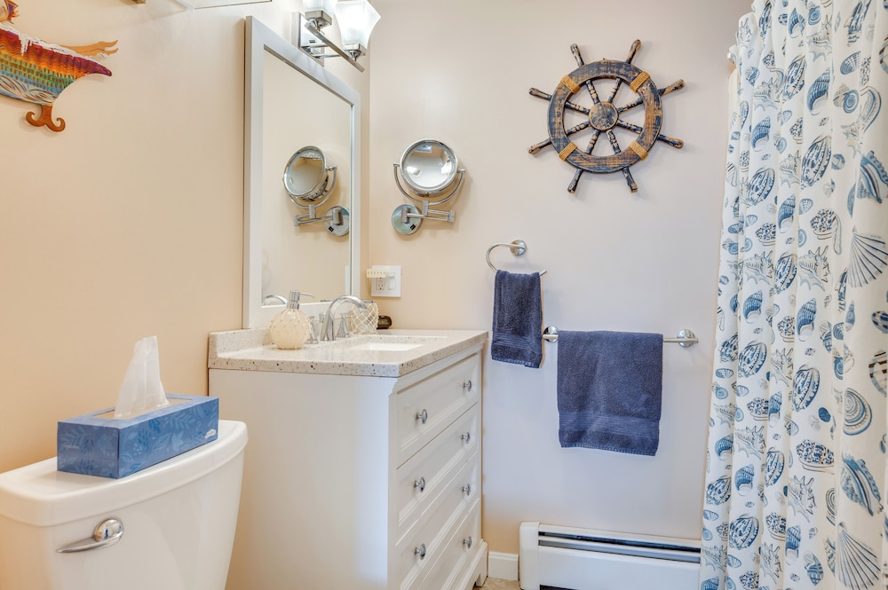 Near Beaches & Waterfront Dining: Home in Hampton!
