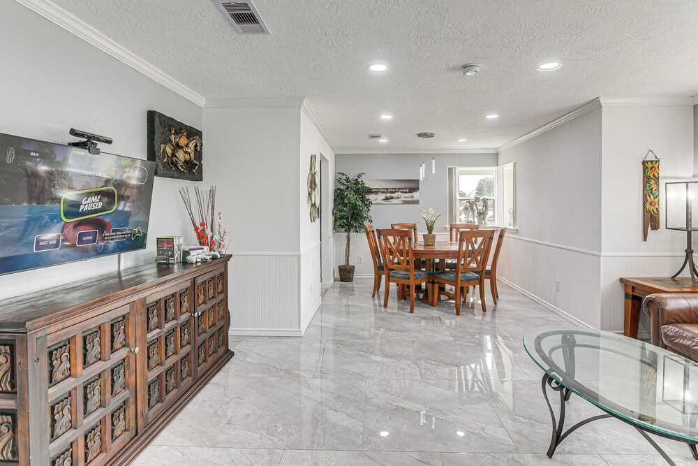 ~ 2 Blocks to Beach: Galveston Group Getaway!