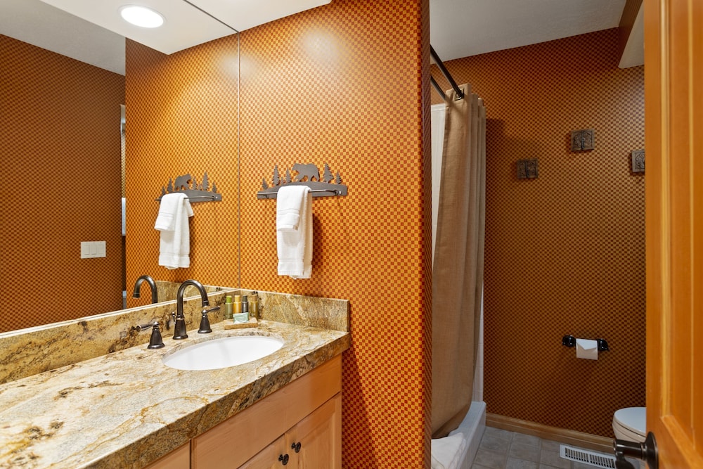 Deer Lake Village at Deer Valley Resort - Two Bedroom Condo with Hot Tub #2426 2 Condo