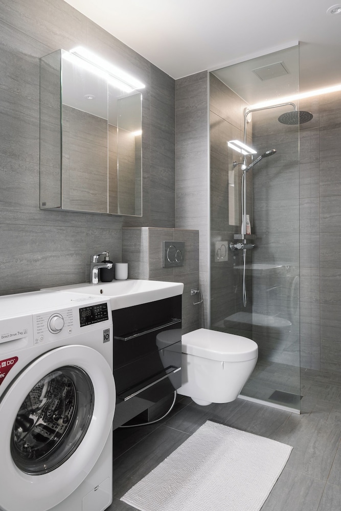 Modern 1BR Apartment with Balcony
