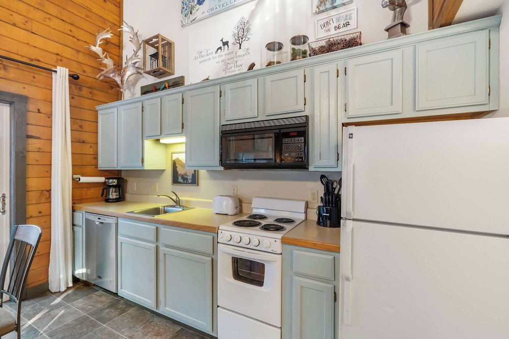 Whitetail Cabin Getaway for 6