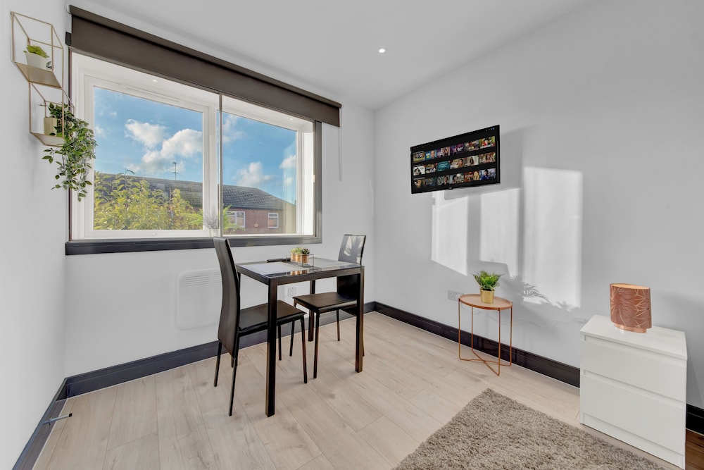 Captivating 1-bed Studio in Feltham