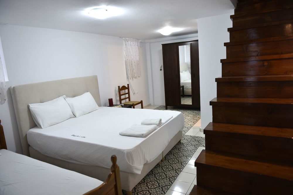 Evagelia Villas and Apartments view 4
