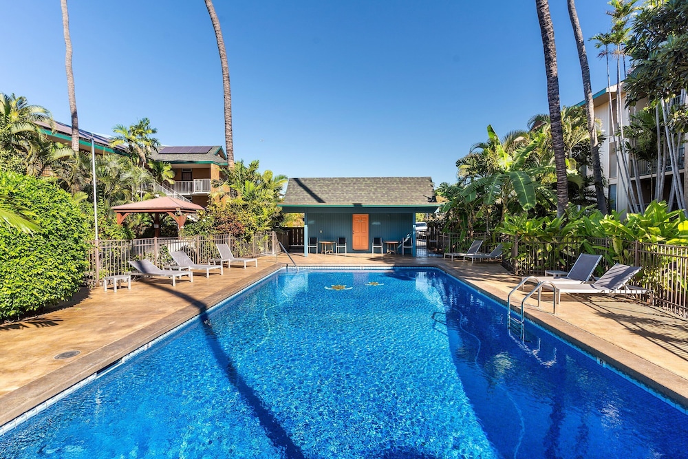 Kalama Terrace P-307 - 3rd-floor Walkup, 7 min Walk to Charley Young Beach, AC!