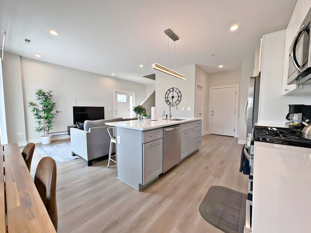Modern 4BR with Parking - WV rep 4