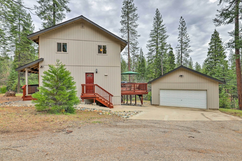 4 Mi to Pine Lake: Hathaway Pines Cabin w/ Deck