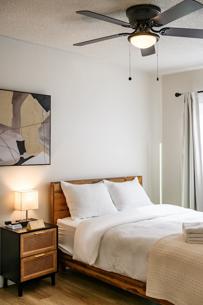Modern Cozy Retreat Stylish Stay With Patio Parking