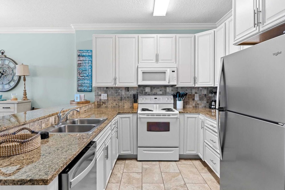 Beachfront Access, 2 Pools, Beach Service w/ Chairs Emerald Isle Resort 1308