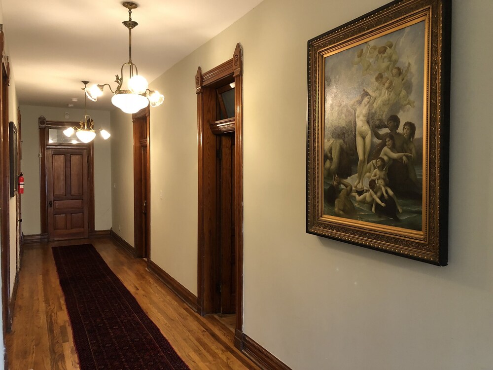 Vineyard Mansion & Carriage House Bed & Breakfast